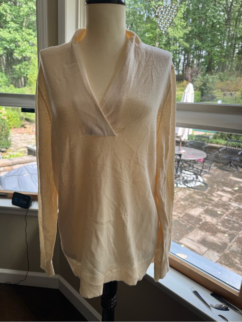 Banana Republic Cream VโNeck Lightweight Sweater wool cashmere
